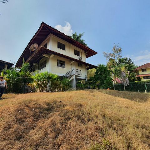 3-level residence: On the ground floor is a parking area, a service room and bathroom, laundry, and a patio On level 1 you enter the house, a dining room, with a guest bathroom (full bathroom), storage, closed kitchen (it is connected by stairs to th...