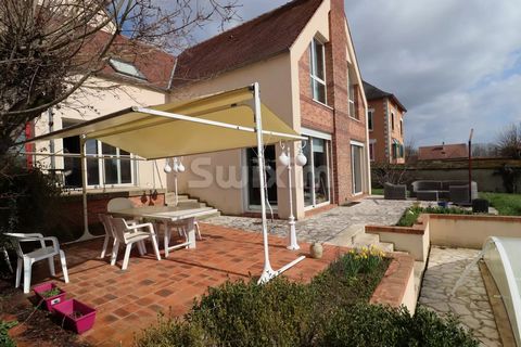 Ref 68031PM: Magnificent Villa with heated swimming pool. 20 minutes from the A6 motorway and 10 minutes from Laroche-Migennes station. Very bright and in the town center. All shops are within walking distance. On the ground floor, 1 large bright liv...