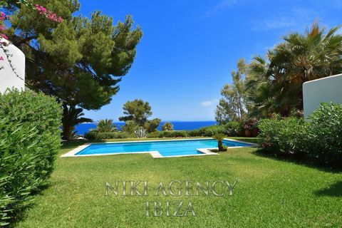 Villa in Ibiza, Es Cubells with fantastic sea views Villa in Ibiza Es Cubells with fantastic sea views. The villa is located in the south of Ibiza in an urbanization with security at the entrance. The house was built in 1982 and has a built area of 2...