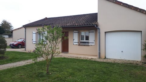 Located in Avanton, close to all amenities and Poitiers, this pleasant house of 76 m2 with 300 m2 of fully enclosed garden (and terrace) is composed of: An equipped kitchen, a living room, three bedrooms, a bathroom, a separate toilet and an entrance...