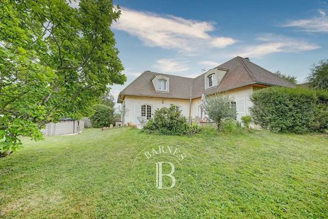 Barnes Versailles exclusive Near Feucherolles and Saint-Nom-la-Bretèche, in the charming village of Davron, this 176m² (1,894 sq ft) contemporary house is built on a 1,375m² (14,800 sq ft) plot of land. Set at the end of a no-through road, very quiet...