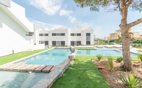 Balcon de la Laguna, Los Balcones, Torrevieja The Balcón de la Laguna residential complex is made up of bungalows. Among its options, you can choose between a ground floor with 3 bedrooms and 2 bathrooms with terrace and garden, and an upper floor wi...