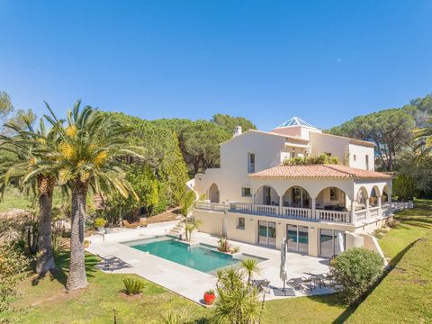 Splendid views over the greens...... Valescure: stylish and elegant villa, fully-renovated, overlooking the golf course, within walking distance of the club house and hole 1, and close to the shops. With a floor area of around 304 m2, it comprises an...