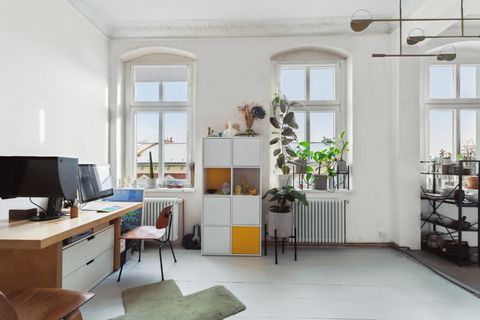 Nahe des angesagten Berliner Szeneviertels Prenzlauer Berg liegt ein charmantes Altbauhaus, das die Heimat dieser 2-Zimmer-Wohnung bildet. Die Wohnung zeichnet sich durch ein geräumiges und komfortables Wohnzimmer mit Essbereich aus, das Zugang zur o...