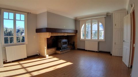 Charming traditional house from the 1950s with far off views across the countryside to the Pyrenees. Set in 1500 m² of gardens with 2 garages the house is made up of a living room with a fireplace, dining room with wood burner, separate kitchen, 5 ge...