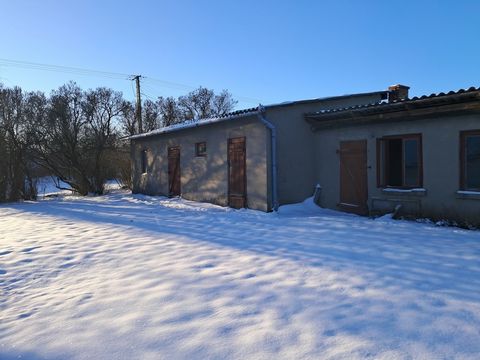 A wooden house and brick utility rooms for sale. The offered property is aimed at those looking for a peaceful life in the bosom of nature while being in contact with civilization. 25 km to Chełm 30 km to Hrubieszów The location provides access to sh...