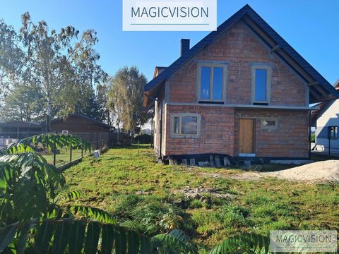 MagicVision ma przyjemność zaoferować duży dom 185m2 na 9,5 arowej działce w miejscowości Wola Batorska. Na działce stoi również garaż blaszany 3x3 m2. Dom wykonany na podstawie projektu Dana 2 jednak powstały indywidualne zmiany(powiększony balkon, ...