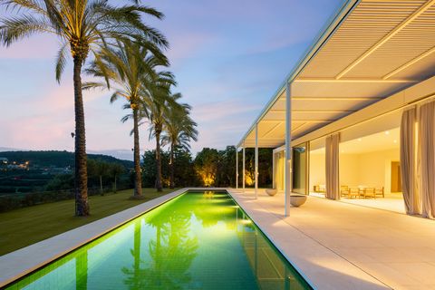 Nestled on a spacious frontline golf plot, the villa boasts expansive floor-to-ceiling windows that flood the interiors with an abundance of natural light, unveiling breathtaking views of the Finca Cortesin golf course and the Mediterranean sea from ...