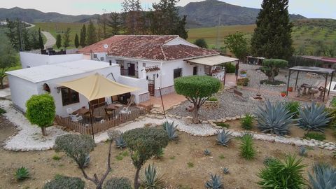 A short distance from the Spanish village of Alora, we offer this lovely property on a plot of 15,502 M2, with fantastic views of Alora. This property, a very short distance from Alora, is located on a paved road and the land is mostly flat. Due to t...