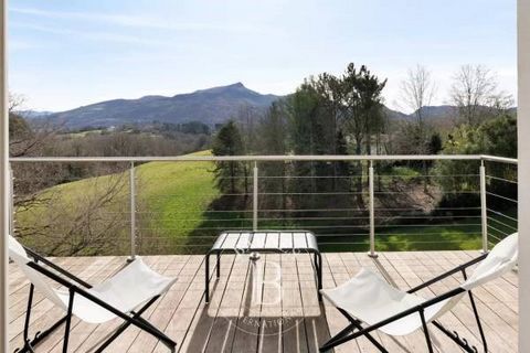 On the road to Olhette, in a green setting, superb duplex apartment/house with terrace and garden offering a magnificent view of the Rhune. It includes a first level of approximately 150 sq.m. with an entrance, a living room with fireplace opening on...