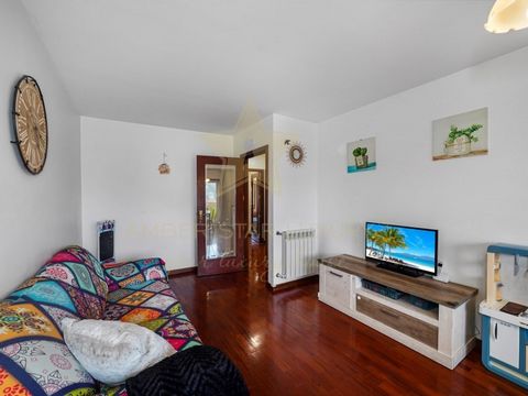 2+1 bedroom flat, with more than 100m2, in the centre of Gondomar. With spacious rooms that benefit from plenty of natural light, creating a bright and welcoming environment and with east/west orientation. It comprises: - 3 bedrooms, with wooden floo...