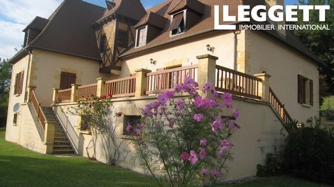A28026RAD24 - A commanding Périgordien, stone property of 250m2 with a tower and fabulous village views. There are 4 bedrooms, set over the ground and first floor, an open plan sitting/dining area with a log burner leading into a kitchen area. Upstai...