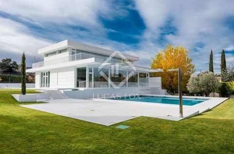 Lucas Fox La Moraleja presents this spectacular house of avant-garde design created by a renowned French architect. There are 750m2 built with the highest quality on a plot of land of more than 2500m2 located in the heart of La Moraleja in one of its...