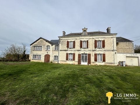 LG immo offers you a magnificent stone house with its troglodyte caves and a park of more than 2800m2 with trees less than 10 minutes from Thouars and Loudun, in a quiet area. It includes an entrance of 6m2, an open kitchen with fireplace of 29m2, a ...