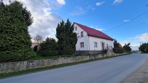 We would like to present to you this unique property in Brodziszów. It is a spacious house of 280 square meters, consisting of two apartments. The apartment on the ground floor requires a minor renovation, while the first floor has already been renov...