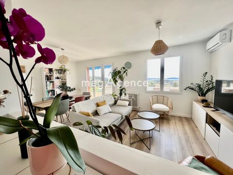 Located in a peaceful area of Toulon at 4 Chemins Des Routes, this 65m2 apartment on the 3rd and top floor of a secure residence offers a pleasant living environment. As soon as you enter, you will be charmed by a spacious living and dining room of m...