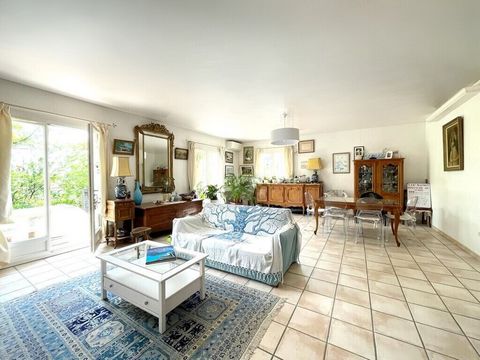 TOURRETTES-SUR-LOUP - Single storey house, detached 5 rooms, 134 m2. Located in a quiet residential area, with an unobstructed south-facing view. This house consists of a bright living room of 44 m², an independent fitted and equipped kitchen (US pos...