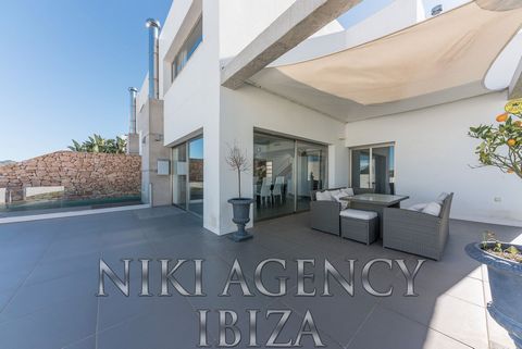 Terraced Villa in Ibiza Roca Llisa with three bedrooms Modern corner townhouse in Roca Llisa, Santa Eulalia. The complex was completed in 2012 and is located directly on the golf course of Ibiza. The house has a living space of approx. 154 m² spread ...