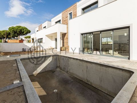 Modern townhouse, with 3 bedrooms, private garden and pool, under construction, 6 minutes from the beach and 10 minutes from the centre of Albufeira, where you will find all amenities, commercial establishments and services. The property will have th...