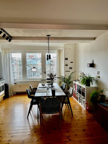 A nice apartment near Treptower Park, approx. 80 square meters, eat-in kitchen, living room, bedroom, balcony, bathroom. Near Ostkreuz - 12 min Near S-Bahn Treptower Park - 10 min The accommodation room King size bed // balcony /// bathroom with bath...