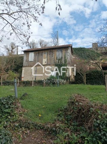 Small house to restore with breathtaking views in historic village. Great potential to create a gîte. the land is buildable. ideally located, you have access on foot in 2 minutes to the city center, historical sites, the rivers (Le Thouet), the munic...