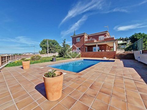 308 m2 house with wonderful panoramic views of the sea and the horizon. It is located on a flat plot of 847 m2 with a 250 m2 garden area with automatic irrigation, large terraces and a porch, ideal for relaxing outdoors looking at the Mediterranean S...