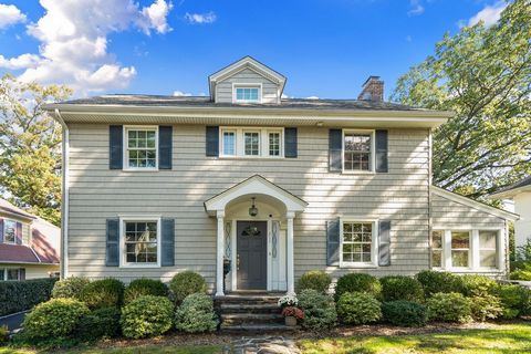 This classic Center Hall Colonial is just a few blocks from everything Larchmont has to offer. Only steps to Larchmont Villages' shops on both ends of town, restaurants, Chatsworth Elementary School & nursery schools, Flint Park (community pool, tenn...