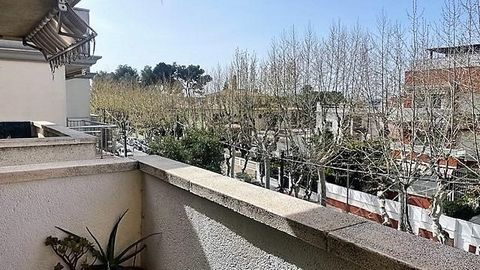We present a 105m2 property in the Bardaji area, one of the quietest areas of Cubellas, with the best location to access the Cubellas shopping centre, close to the renfe station, as well as a 10-minute walk from the promenade. We present an apartment...