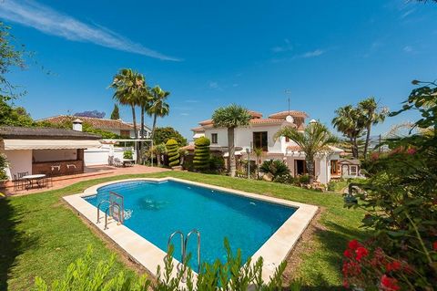 The mansion is located in Alhaurin de la torre, a quiet urbanization located in the most demanded area currently in the whole of Costa del Sol. The area is very well communicated by road and motorway, situated less than 25 minutes from Malaga Centro,...