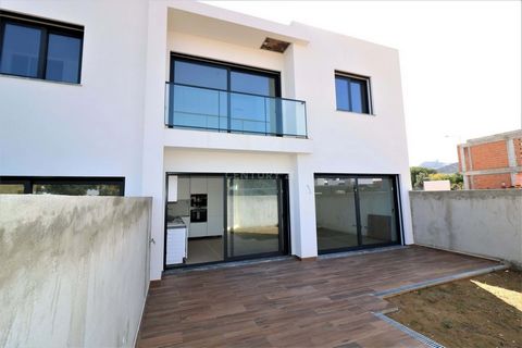 Of all the arguments for making this home your dream home, the biggest is the price! Modern villa with five rooms spread over two floors and a nice and charming outdoor space. In a quality construction, with a modern and functional architecture, this...
