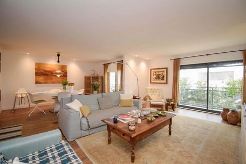 Located in one of the most noble areas of the Center of Cascais, where a strong patch of green nature is still preserved, we find this spacious apartment with 3 rooms transformed into two bedrooms, arranged as follow: 1st floor - we have a large comm...