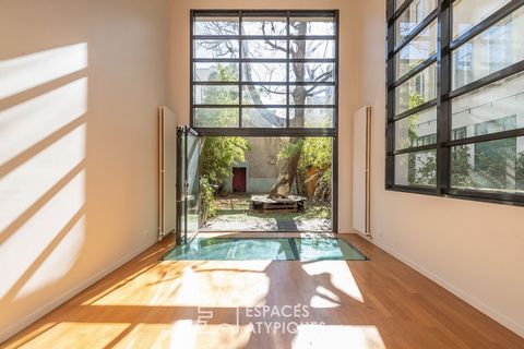 Located in the Daguerre district, in a charming condominium of artists' studios, this loft house with a surface area of 359 m2 is characterized by its volumes and luminosity. It benefits from a garden of 47 m2 and three terraces with a total area of ...