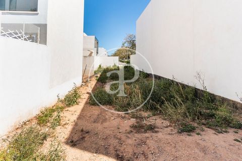 Aproperties is pleased to present this exceptional urban plot, which covers an area of 245m2 according to cadastre. Located in a secure urbanization, just 20 minutes from Valencia and with excellent connectivity, this property offers a unique opportu...