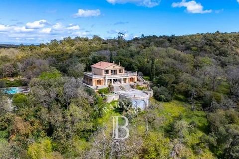 Overlooking the Ramatuelle plain, magnificent 1 hectare property composed of a Palladian-style main villa and outbuildings. The villa of approximately 360 m2 offers a 