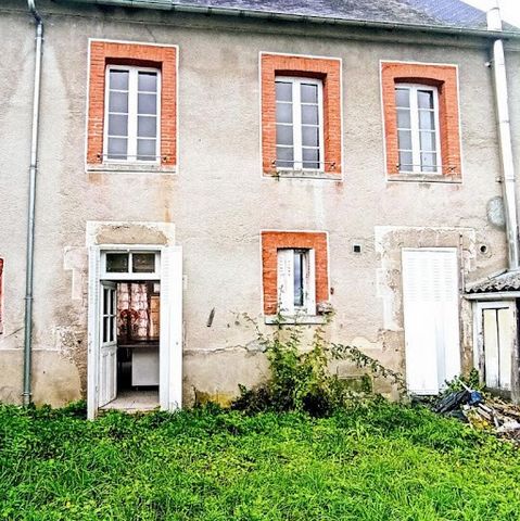 House located in the heart of Grand Bourg, in the centre of the Creuse and at the gates of the Plateau des Mille Vaches. With these local shops, school, various services, etc. Ideally located between La Souterraine and Guéret (20 minutes), 10 minutes...