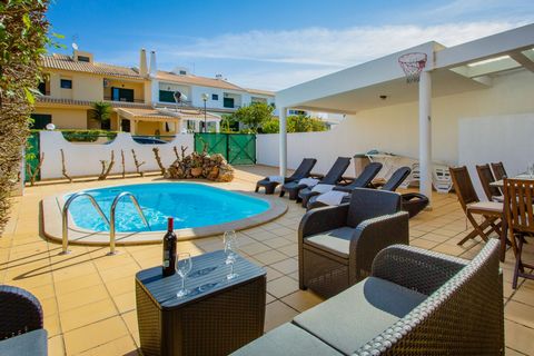 This 2 bedroom house situated in a residential area, super quiet and familiar, but 5min drive from the beach and the center of Albufeira, is perfect for families or best friends traveling together to the Algarve. With air conditioning, free wi-fi, ca...