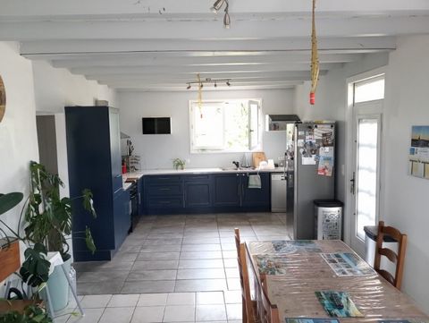 Unique house of approximately 129 m² with 3 bedrooms located in the countryside on the outskirts of Pons. The ground floor consists of a kitchen open to the living room with its fireplace, a lounge, 3 bedrooms, a large bathroom and a toilet. In the b...