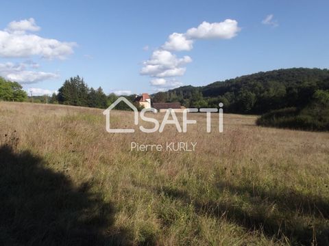 In a green environment at the gates of the charming village of Issac, 10 min from the A 89 access, 1 hour from Bordeaux, 20 min from Bergerac, you will find this pretty building plot bordered at the back by the small Crempse river with an area of of ...