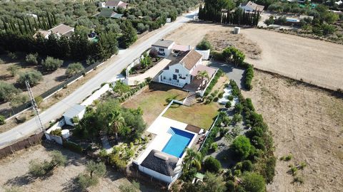 Exquisite country house with separate guest studio, incredible views and stunning pool area in Coín. This traditional country house has been totally renovated by the current owners and given a modern flair. Located in beautiful Andalucian countryside...