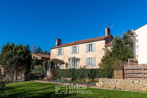 Within the commune of Saint-Hilaire-des-Loges, this property of approximately 313 m2 of living space (343 m2 on the ground) is located on a plot of more than 4100 m2. This charming property from the mid-eighteenth century offers a main house, two gît...