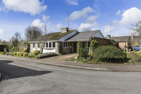 Une opportunité fantastique d’acheter un bungalow indépendant de trois chambres avec un charmant jardin orienté à l’ouest, un garage et un parking dans l’allée du village recherché de Stratton Audley, dans l’Oxfordshire. Un bungalow rarement disponib...