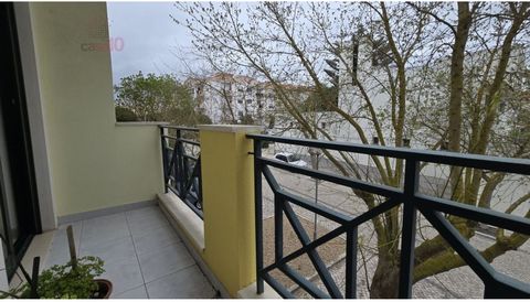 3 bedroom flat for rent in the centre of Alcochete Excellent location, close to all kinds of shops, services, transport, schools, supermarkets, etc. Apartment consisting of living room with fireplace and access to a small balcony with excellent sun e...