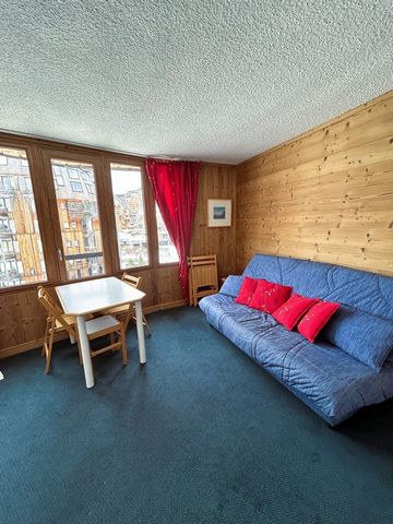In the central district of Les Ruches, discover the Andant residence. Nestled on the 5th floor, this studio offers you a practical layout: an entrance with a separate toilet, a kitchenette in the hallway, a recently renovated bathroom and a bright li...