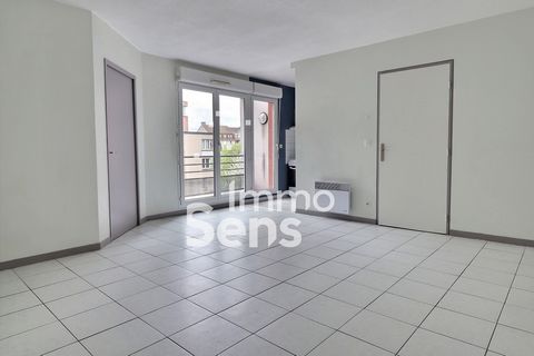 IMMOSENS*** LILLE - GAMBETTA / WAZEMMES *** Beautiful apartment type 2BIS of 56m2 Loi Carrez, located on the 3rd floor of a recent well-maintained condominium with elevator. It consists of an entrance hall with cupboard, a bright living room with acc...