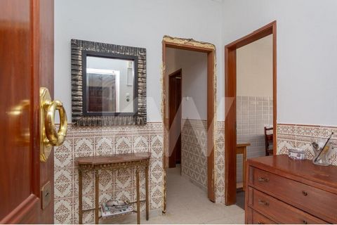 2 bedroom apartment to remodel in Verderena, Barreiro. Property consisting of kitchen, living room, 2 bedrooms, bathroom and sunroom. 3rd floor without elevator. Excellent opportunity for investment. Located in an area of easy access to Lisbon by pub...