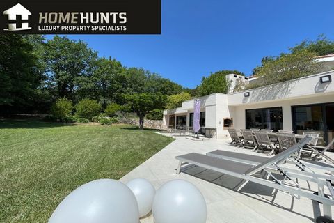 Rarely available ! Stunning contemporary villa (1982) with 4/5 bedrooms sitting in magnificent flat and fully enclosed grounds of 5029 m2 with swimming pool. The house was renovated 7 years ago and comprises: Ground Floor :large living-dining room wi...
