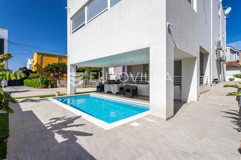 Zadar, Diklo, luxuriously decorated villa is located in the most attractive location that offers a peaceful and pleasant environment. The villa of 485m2 is spread over a plot of 596m2, has three floors, luxuriously and elegantly decorated, eight bedr...