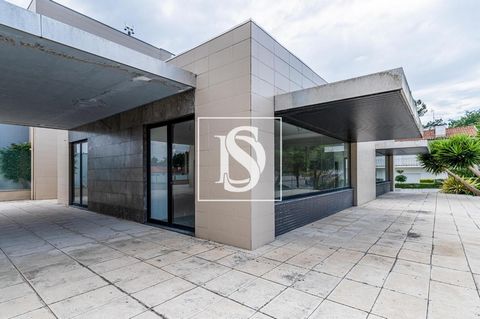 . SHOP IN SARDOAL DEVELOPMENT IN BARCELOS, BRAGA We present a store for sale in the Sardoal Development in the city of Barcelos. The space offers a useful area of 210 m2, ideal space for simultaneous use, as a store, but also as an office in open spa...