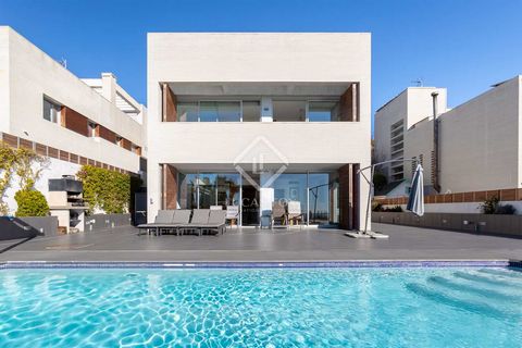 Lucas Fox presents this modern house with stunning sea views in Sant Vicenç de Montalt. The 282 m² house is distributed over three floors connected by a lift. It sits on a flat plot of 911 m² with a southwest orientation, so it enjoys abundant natura...