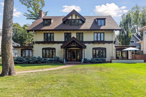 Stunning lake views and exceptional classic architecture blend with a thoughtful renovation focused on quality, design, function, and preservation. This Lake of the Isles home exudes warmth, distinction, and an appreciation for family gatherings and ...